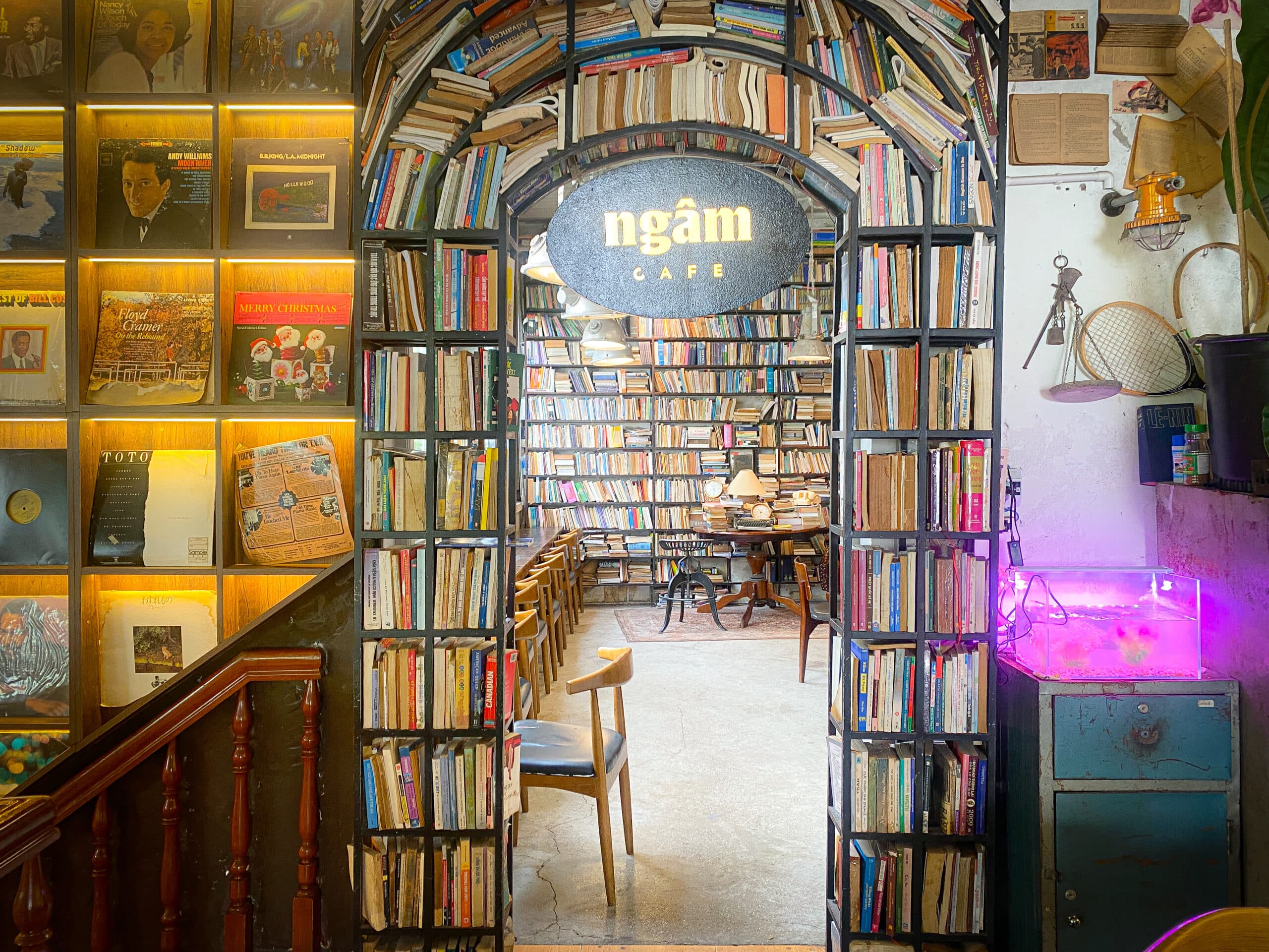 Cận cảnh biển hiệu oval đen chữ vàng ngâm CAFE