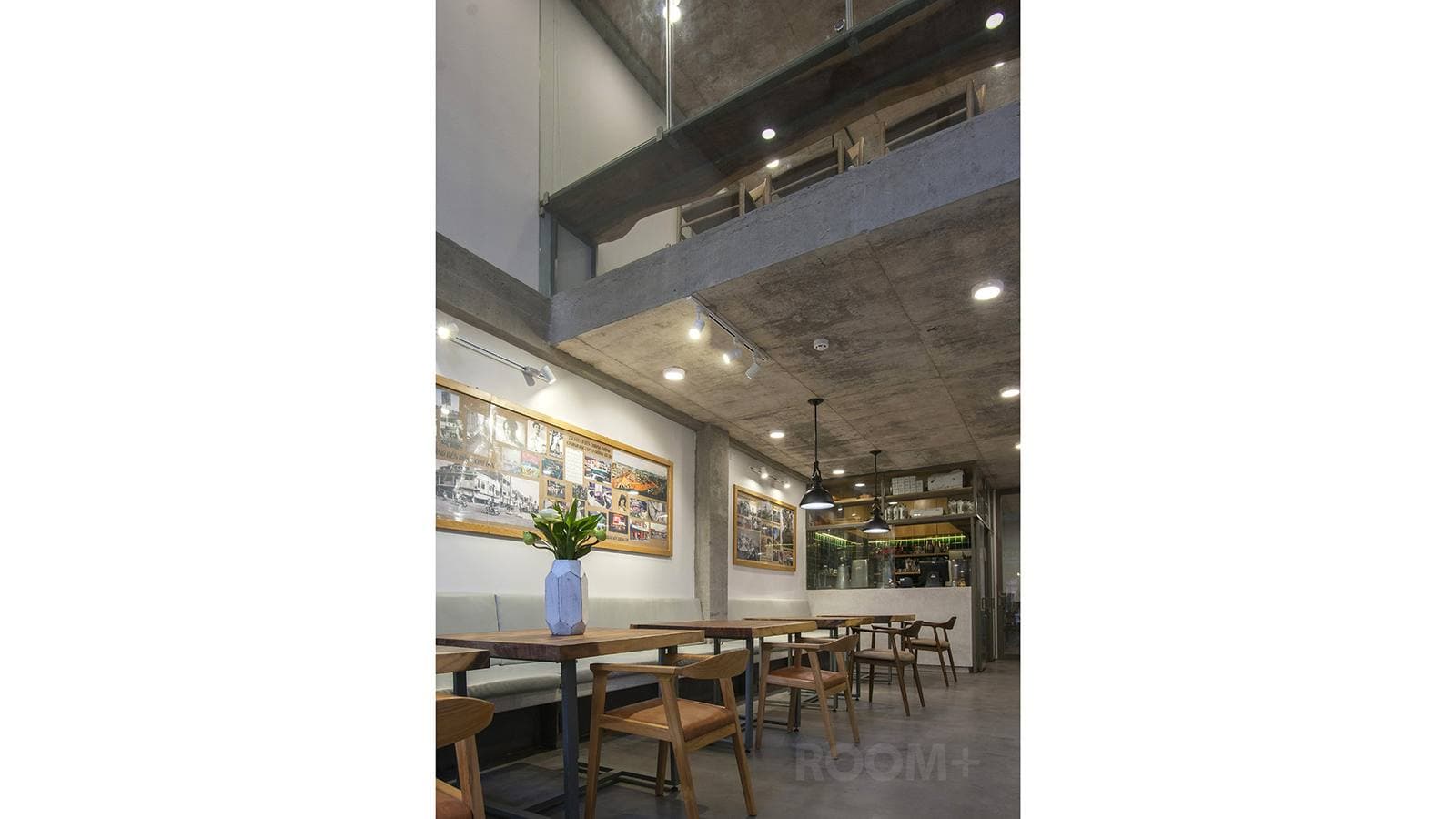 Quầy bar kính với kệ gỗ mở