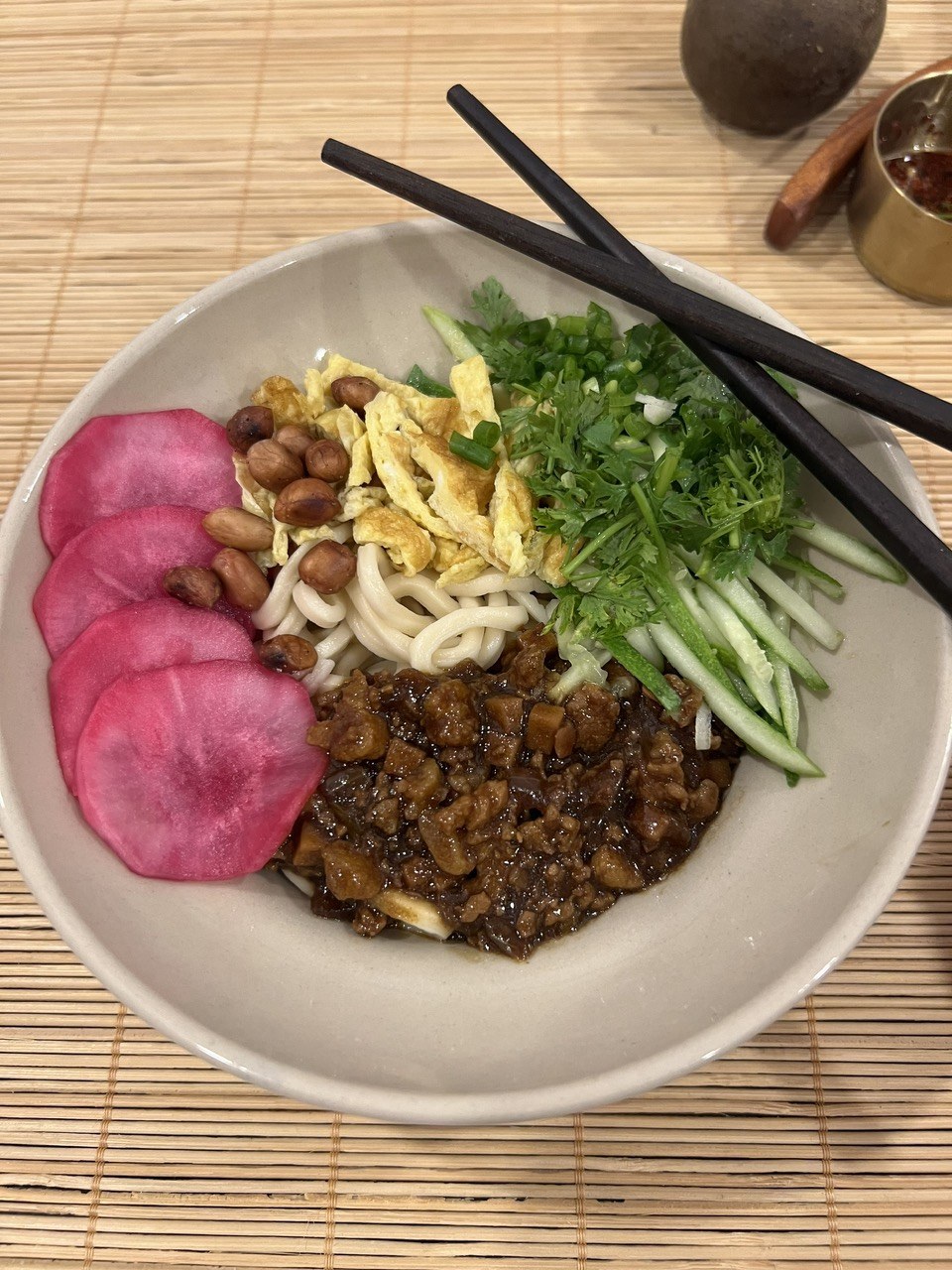 Black-sauce noodles with pink pickled radish