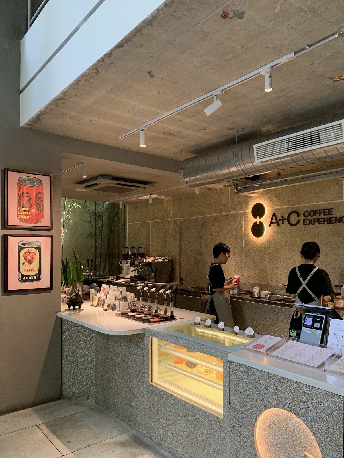 Máy espresso và tranh lon pop-art