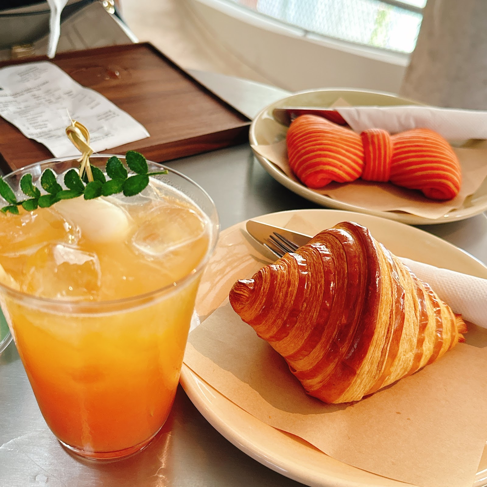 Bánh croissant nơ và nước đá signature