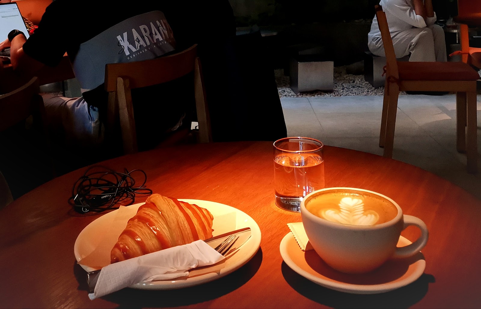Latte buổi tối và croissant