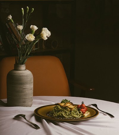 AKOMA Café & Fusion — mỳ Ý sốt pesto, nội thất tối ấm