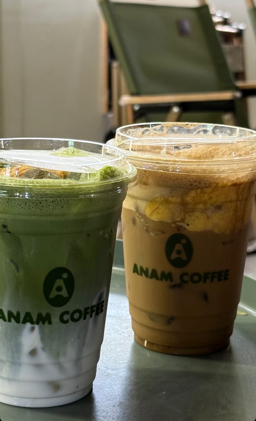 Anam coffee 테이크아웃 컵: 말차 라떼와 아이스 커피