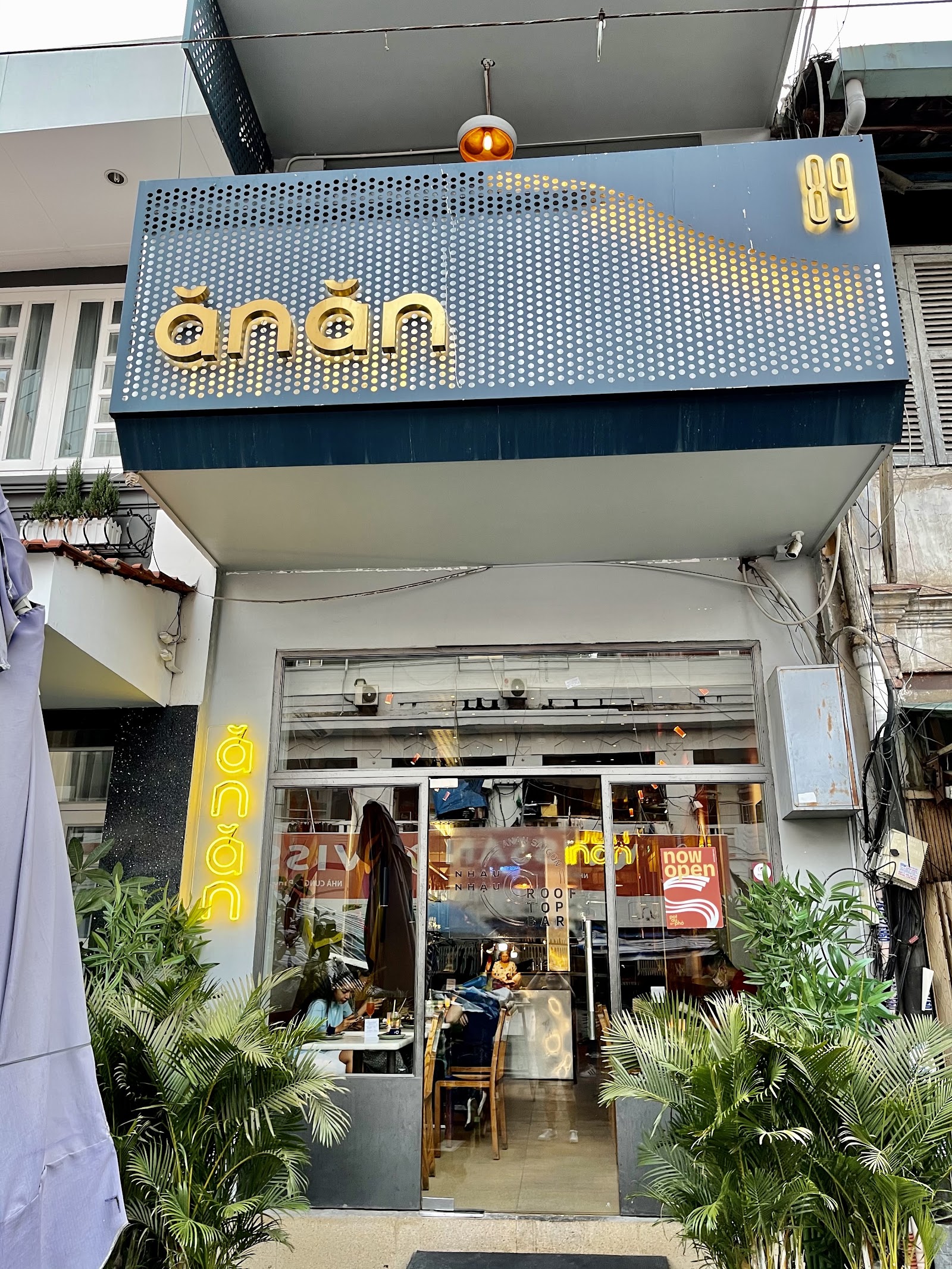 Biển vàng ăn ăn và số 89 ở mặt tiền 89 Tôn Thất Đạm