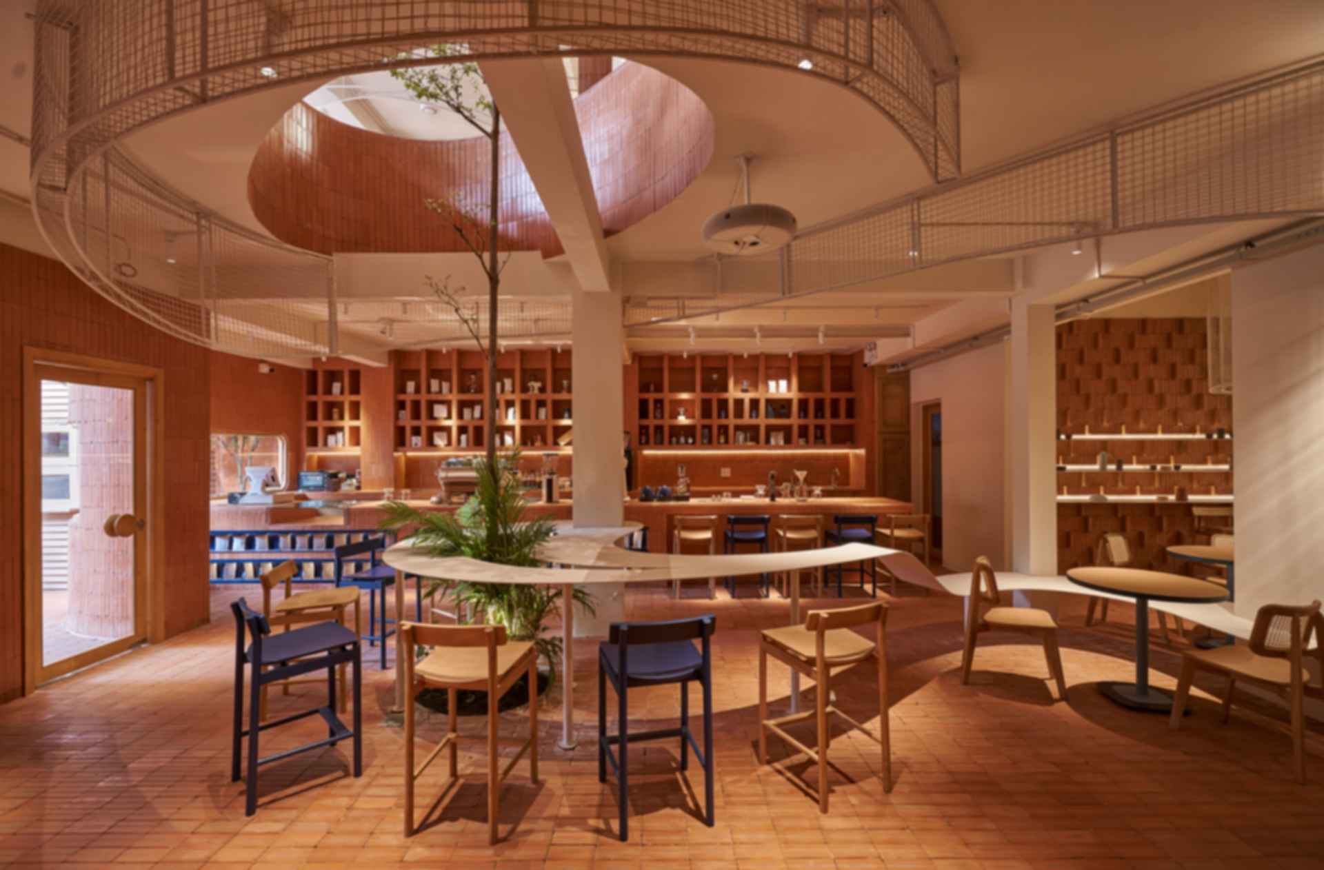 Khu vực chỗ ngồi với ghế mây và bàn đá cẩm thạch tại Anh Coffee Roastery