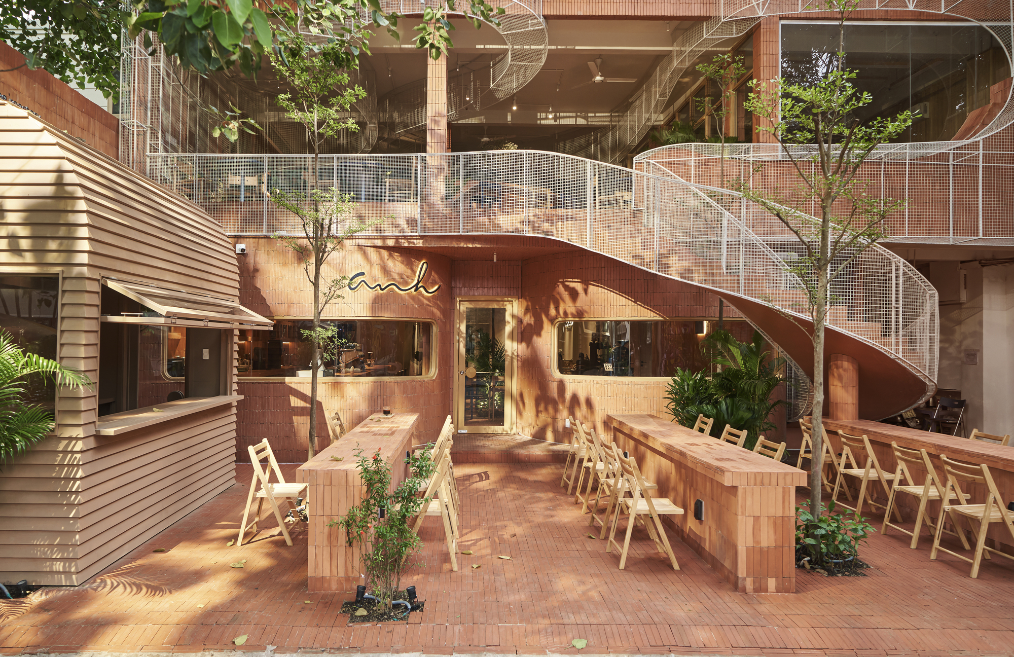Cầu thang lưới thép trắng uốn lượn trong Anh Coffee Roastery