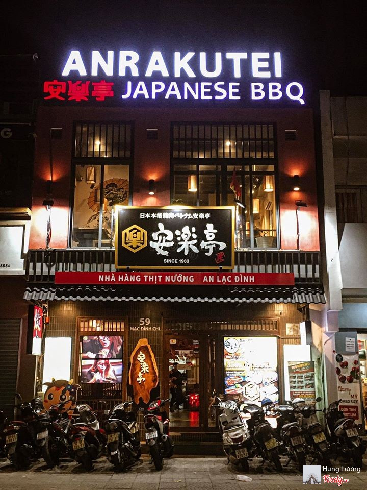 The Anrakutei facade at 59 Mac Dinh Chi — red walls, the 安楽亭 sign
