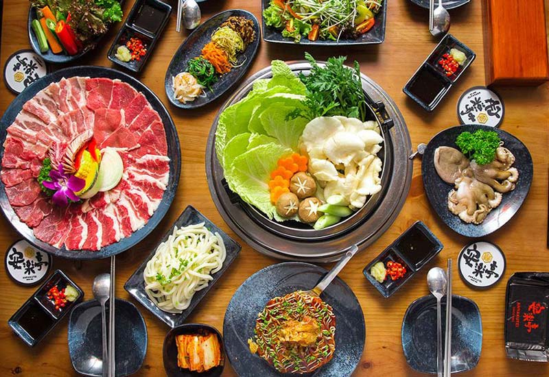 Bàn ăn Anrakutei đã bày sẵn nguyên liệu quanh bếp nướng