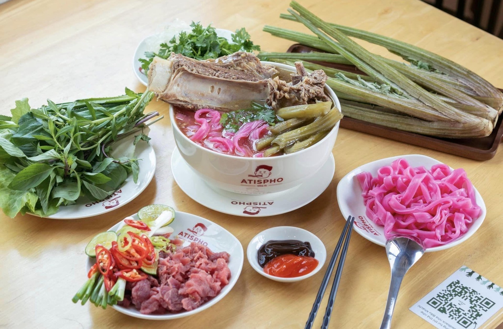 Bàn tiệc atiso — tô sườn, rau, sợi hồng, cọng atiso