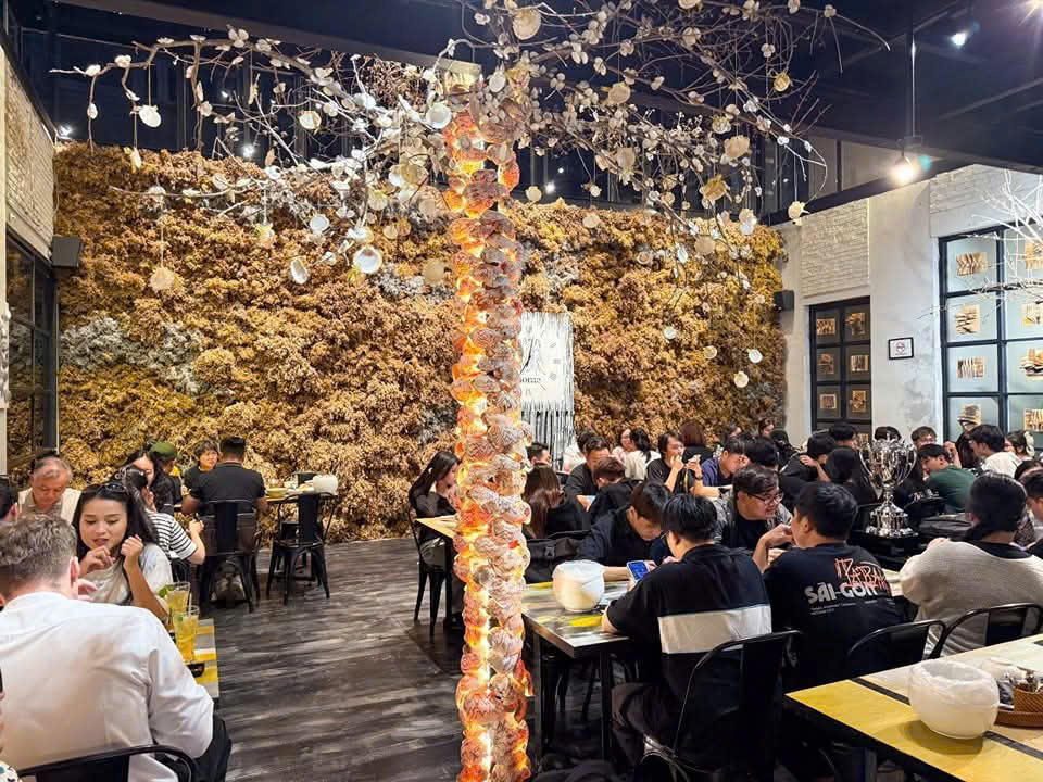 Bà Cô Lốc Cốc, Hẻm 28, 40A Trần Cao Vân