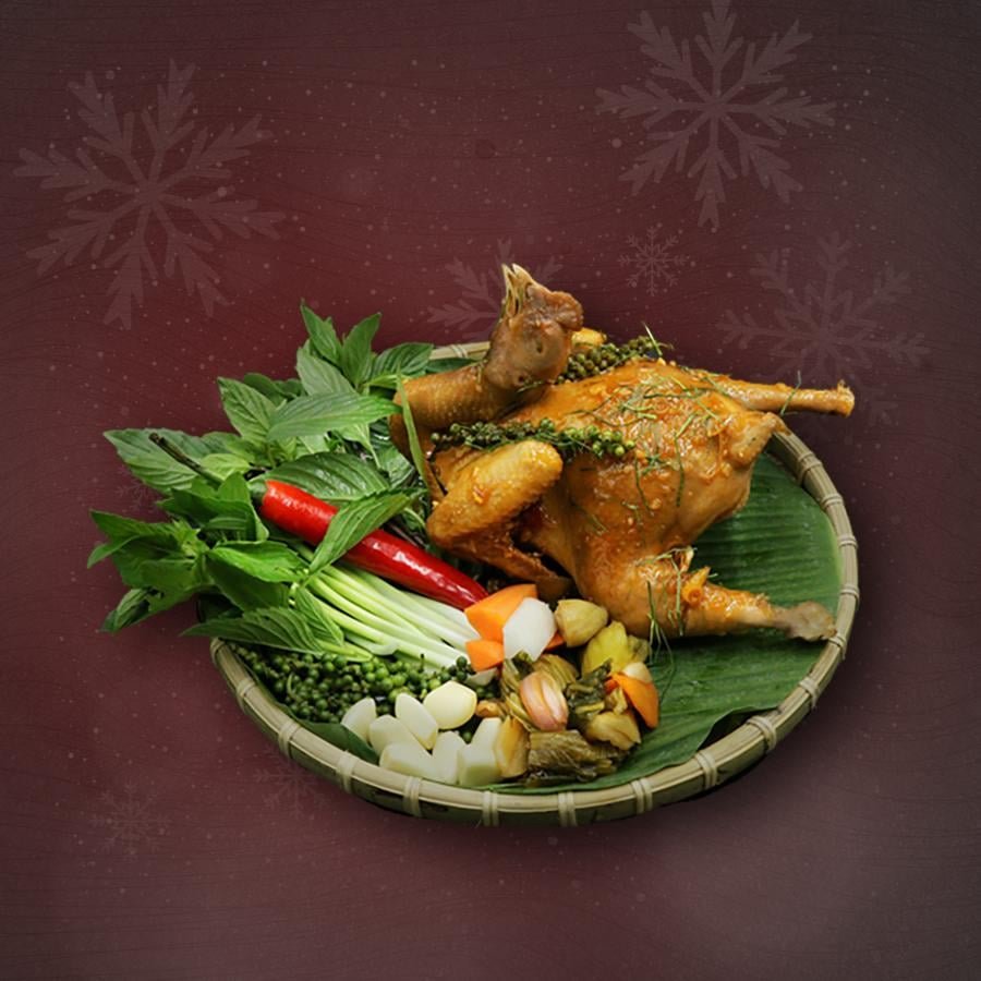 Gà nướng rau thơm trong mẹt tre