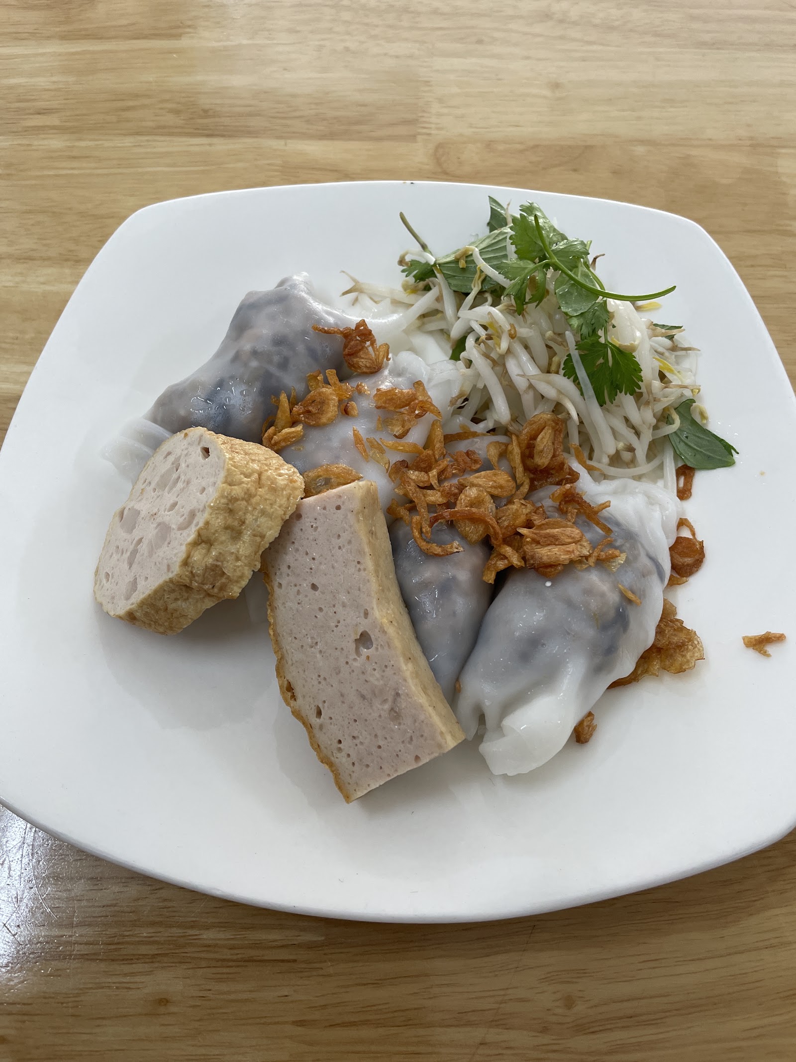매장의 뜨거운 반꾸언 한 접시 (사진 촬영 대기 중)