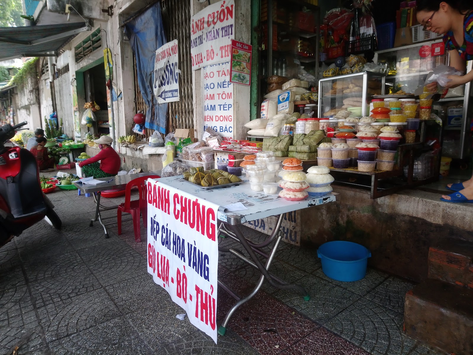 The alley leading to Kim Liên (pending the venue photo pass)