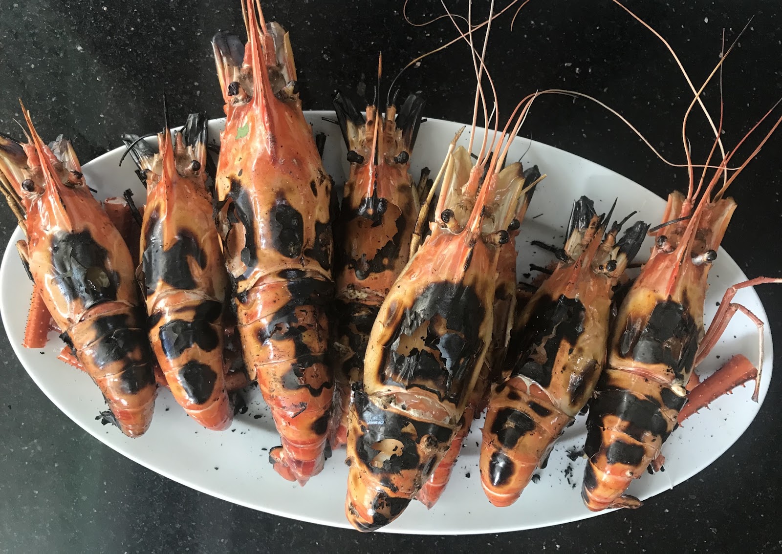 접힌 황금빛 바삭 크레이프 (사진 촬영 대기 중)