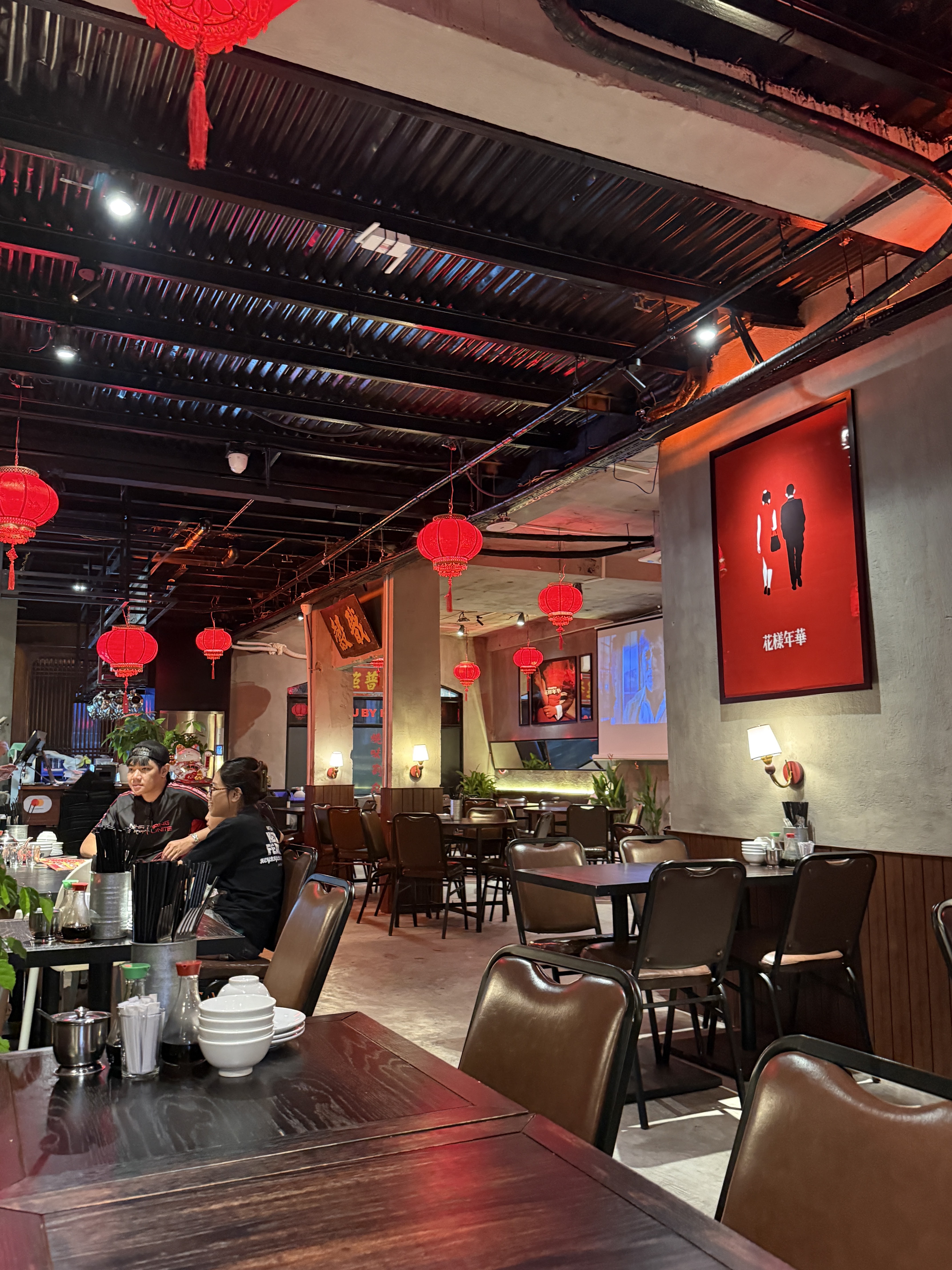 Red-lantern dining room