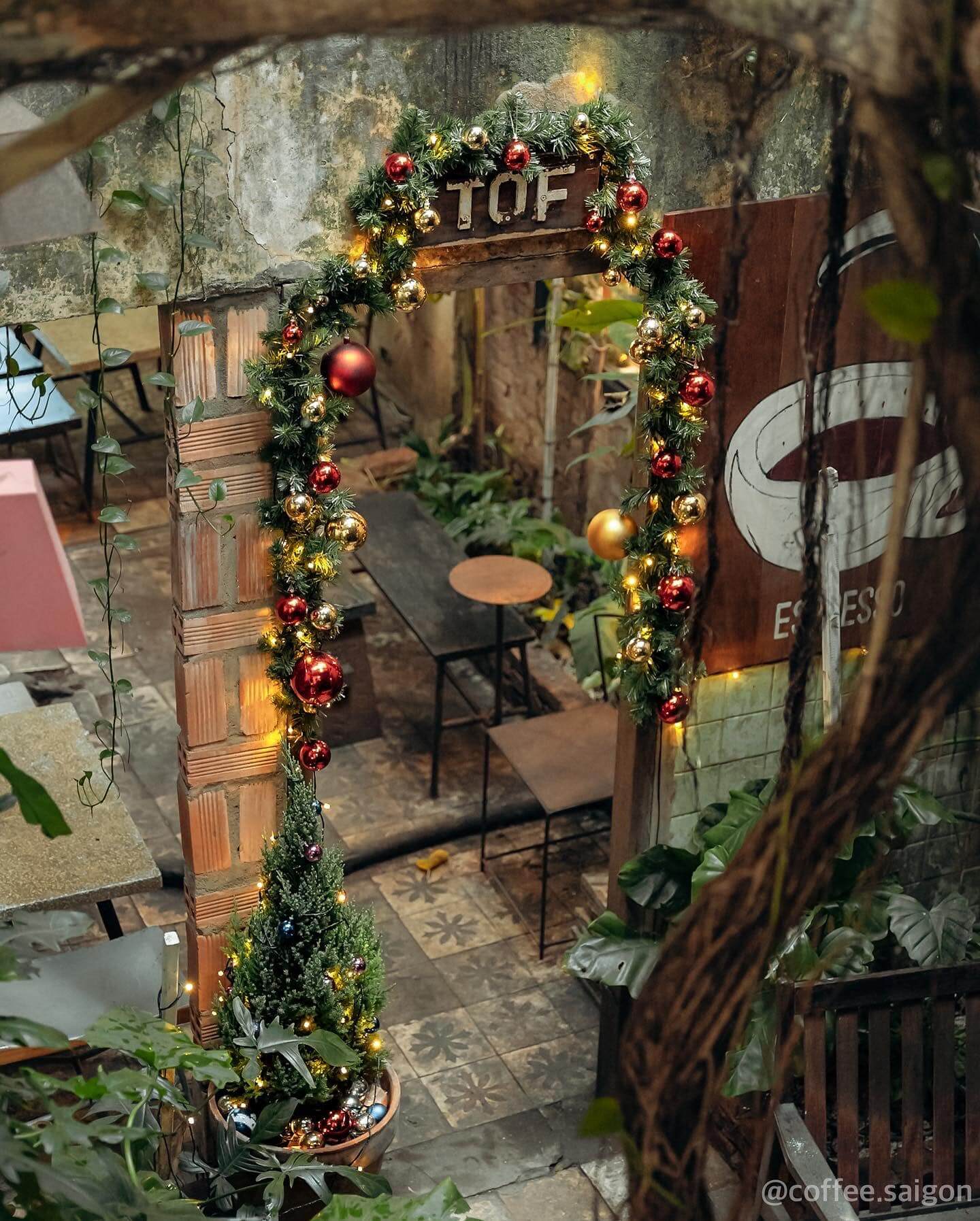 Cửa trang trí vòng hoa của Barista Collective