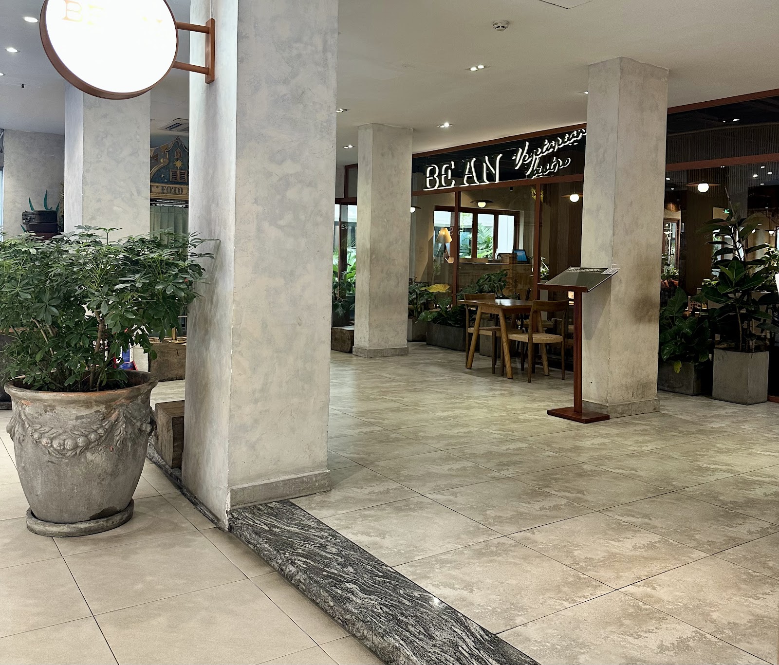 Cổng vào với cột bê tông