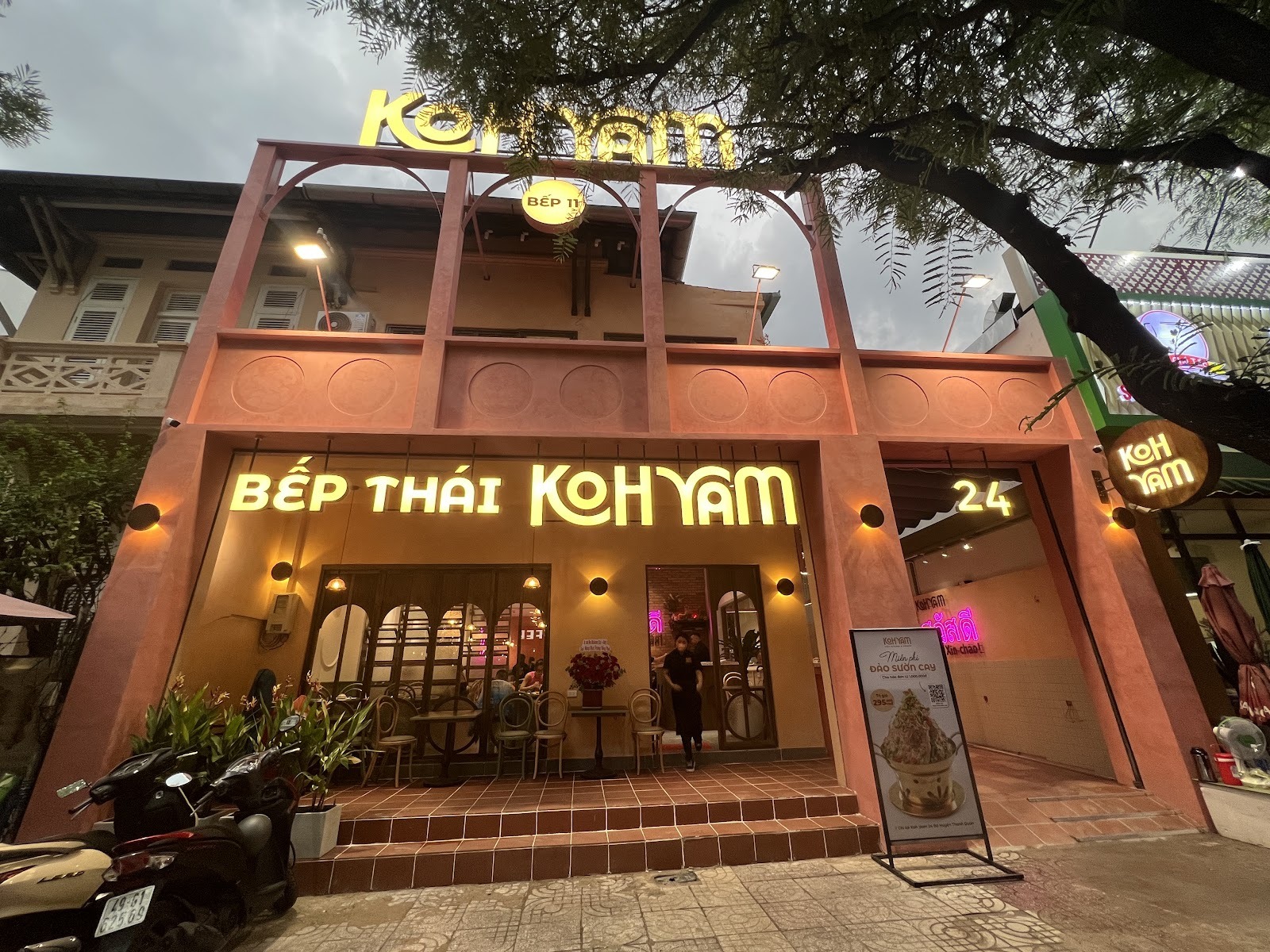 Bếp Thái Koh Yam storefront with glowing signage