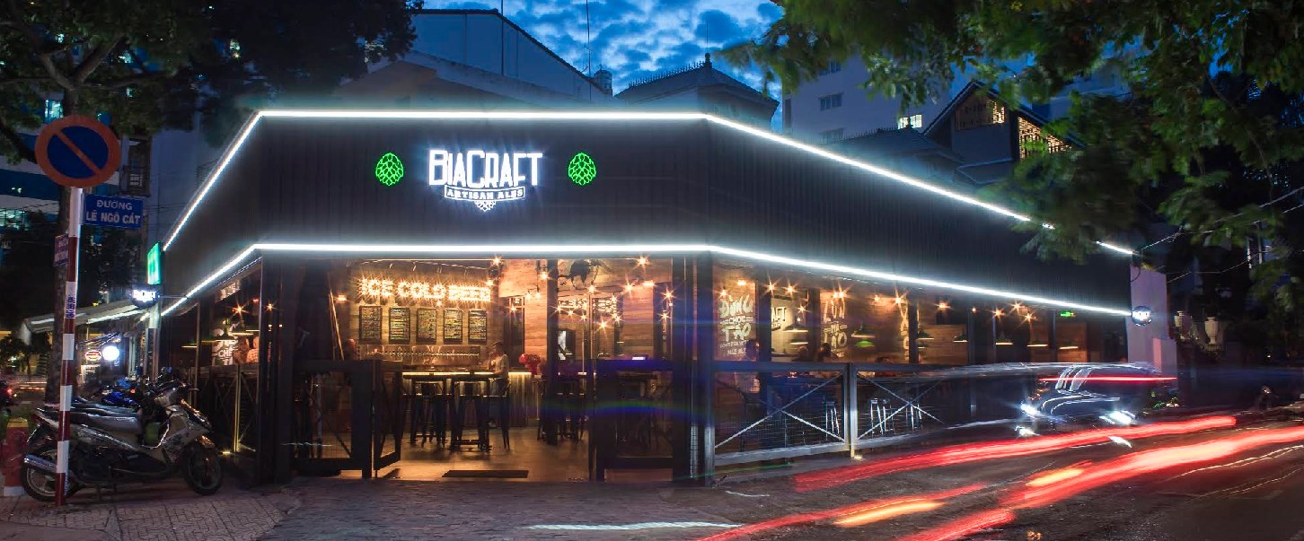 BiaCraft lúc lên đèn — viền neon trắng bao quanh ngôi nhà góc đường Lê Ngô Cát