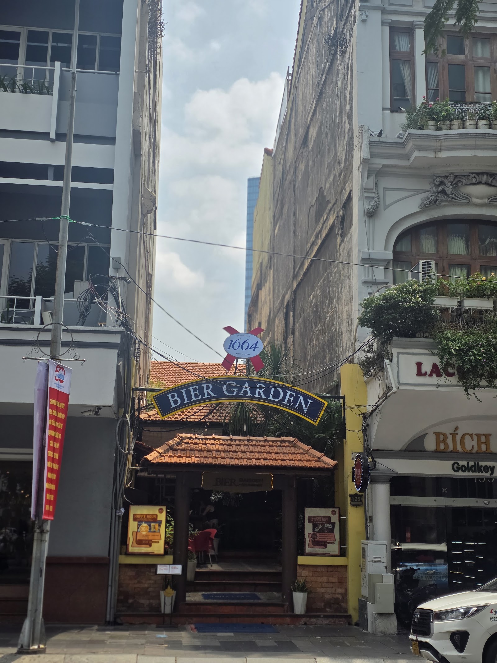 Cổng vòm BIER GARDEN trên phố Đồng Khởi