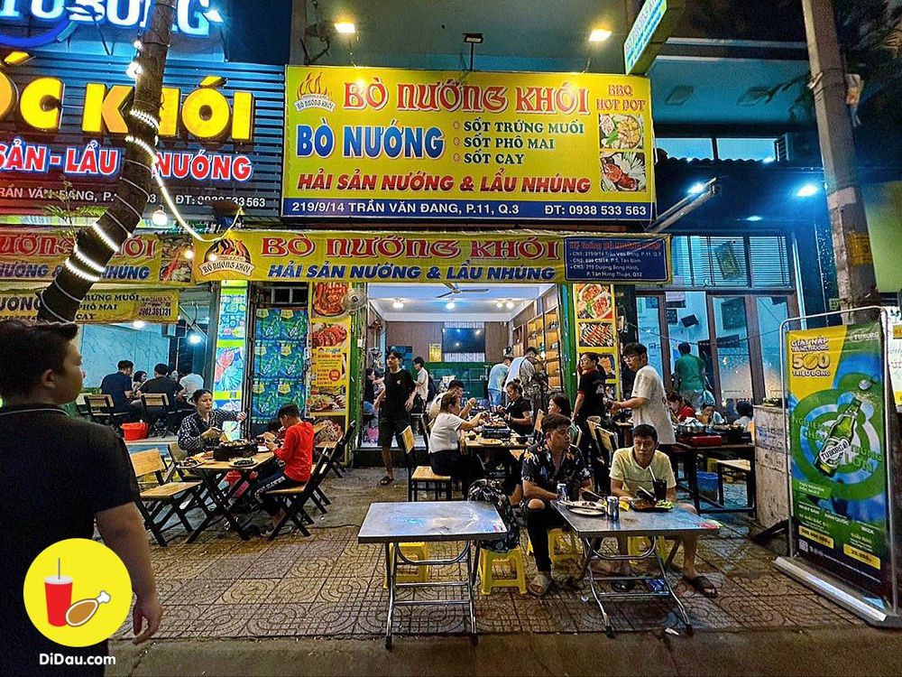 노란 BÒ NƯỚNG KHÓI 간판 근접