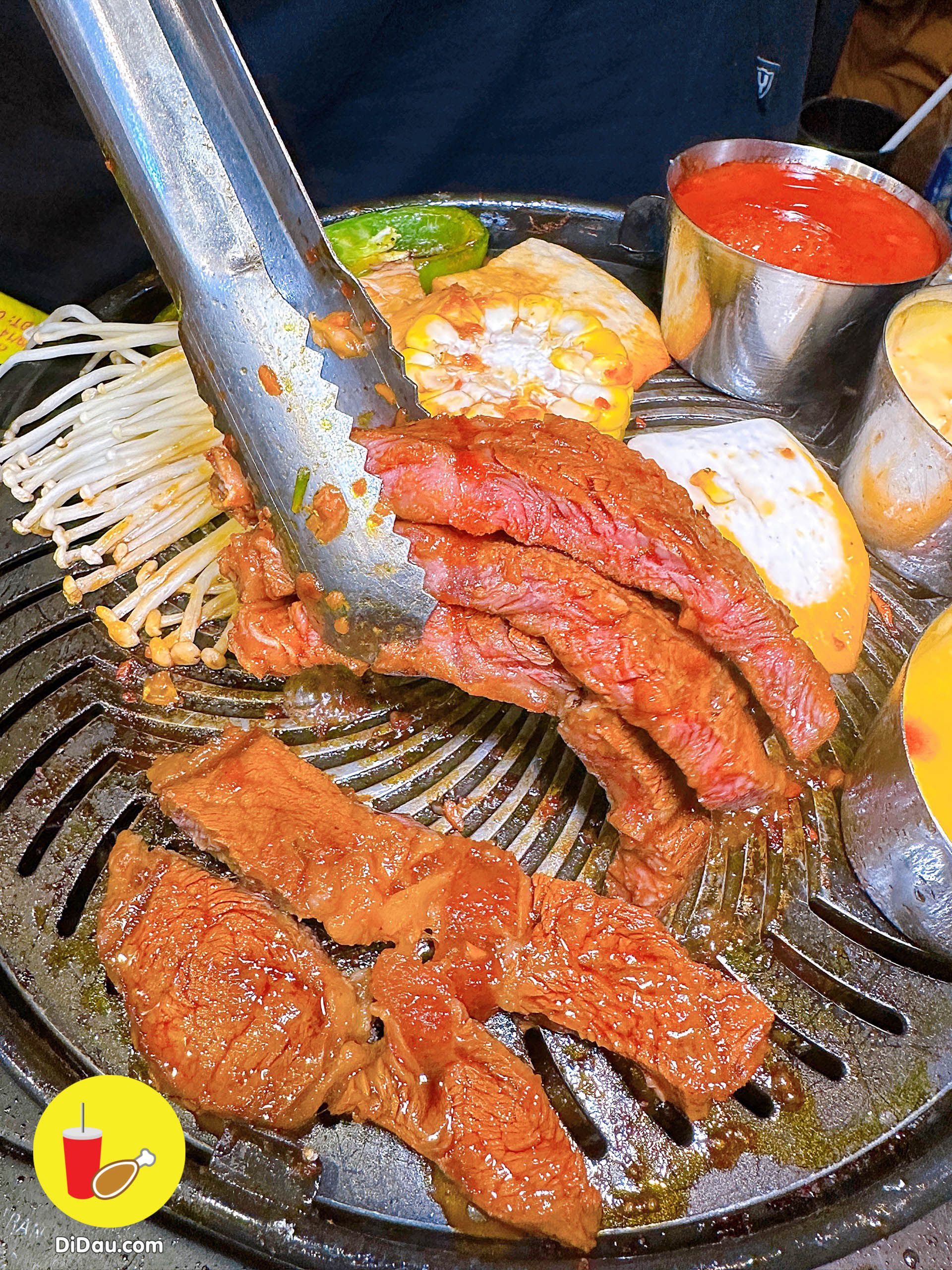 탁상 그릴 위에서 지글거리는 소고기