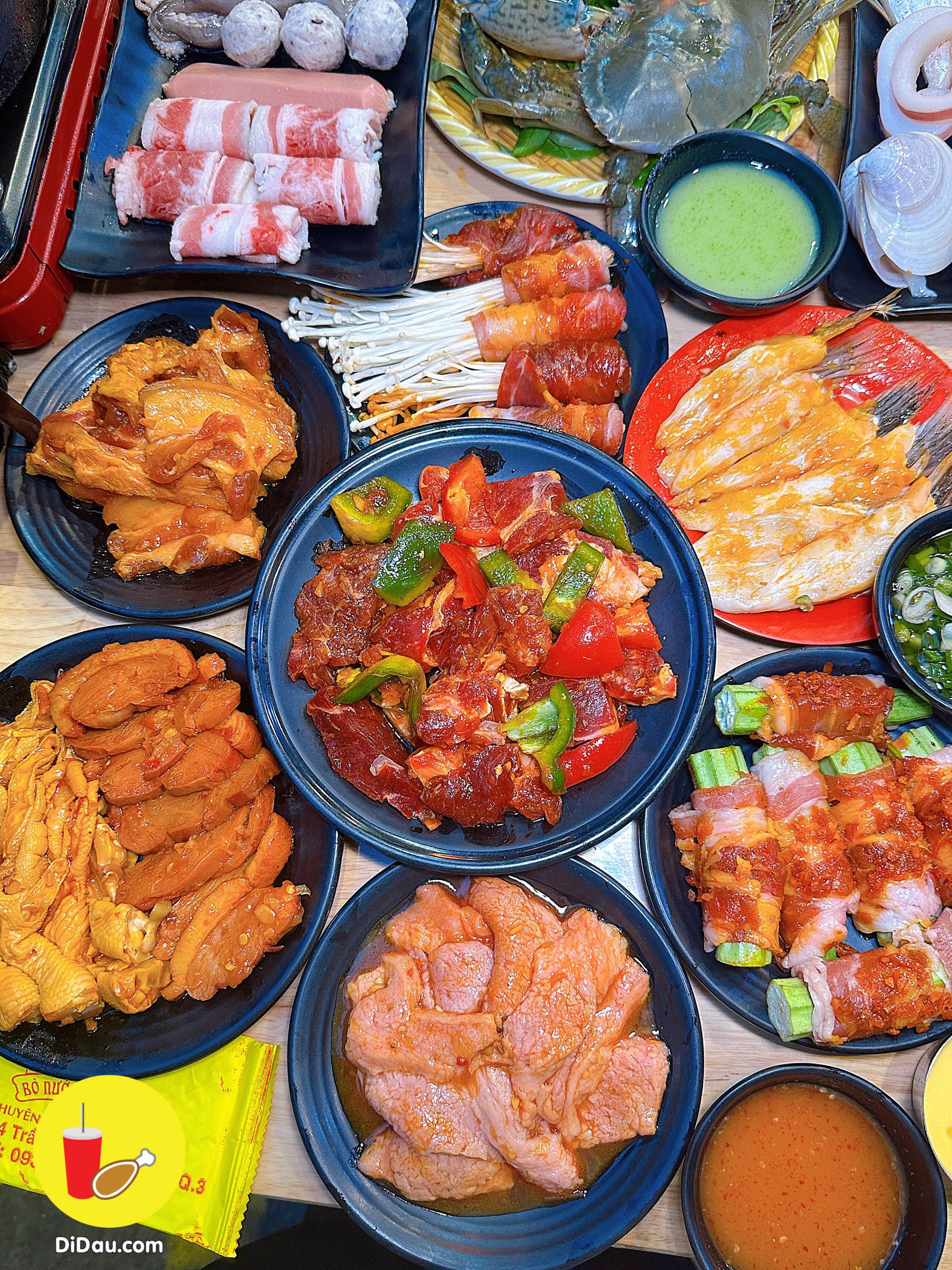 소스에 재운 고기 모듬