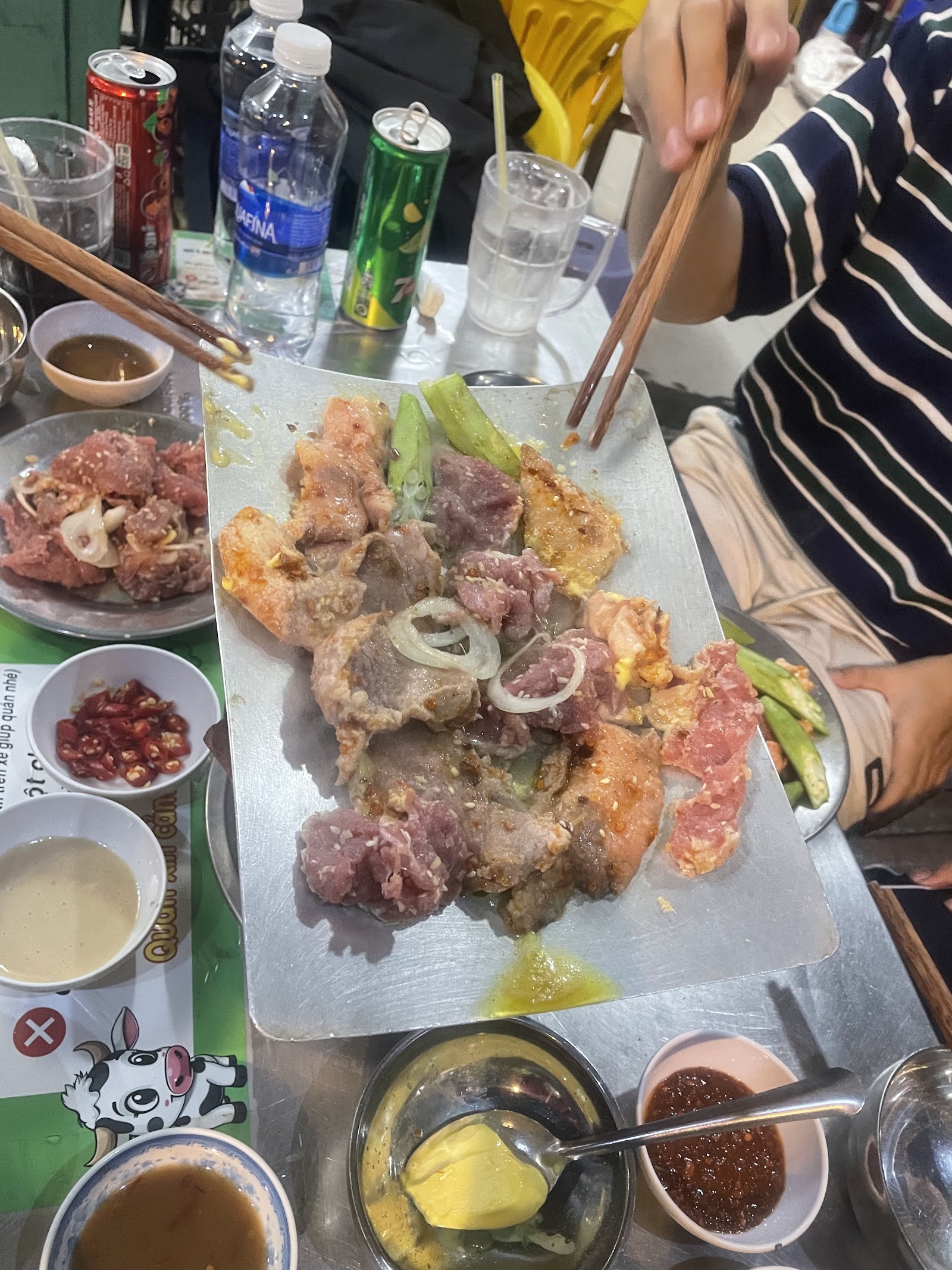 숯불 온기가 도는 아늑한 골목 다이닝룸