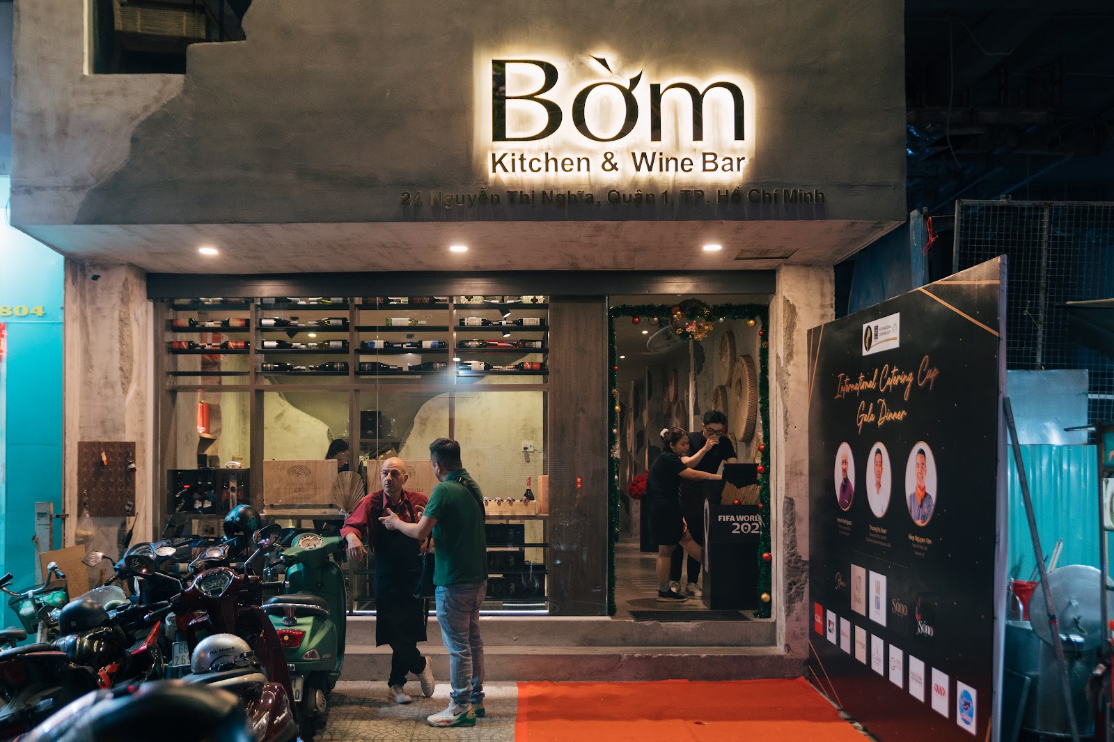 Mặt tiền BỜM về đêm với biển hiệu phát sáng