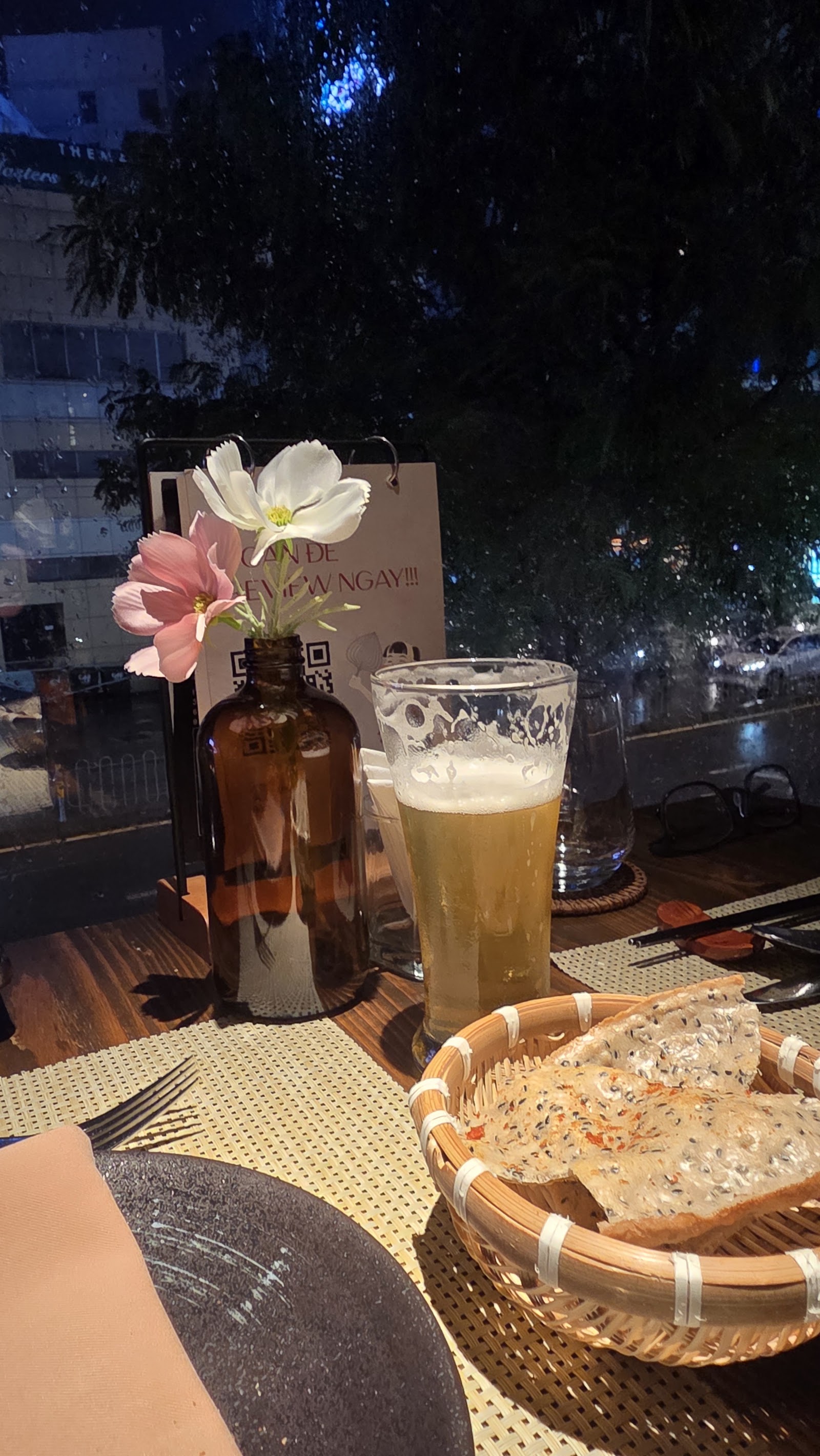 BỜM의 밤 테이블: 맥주, 꽃, 쌀 과자
