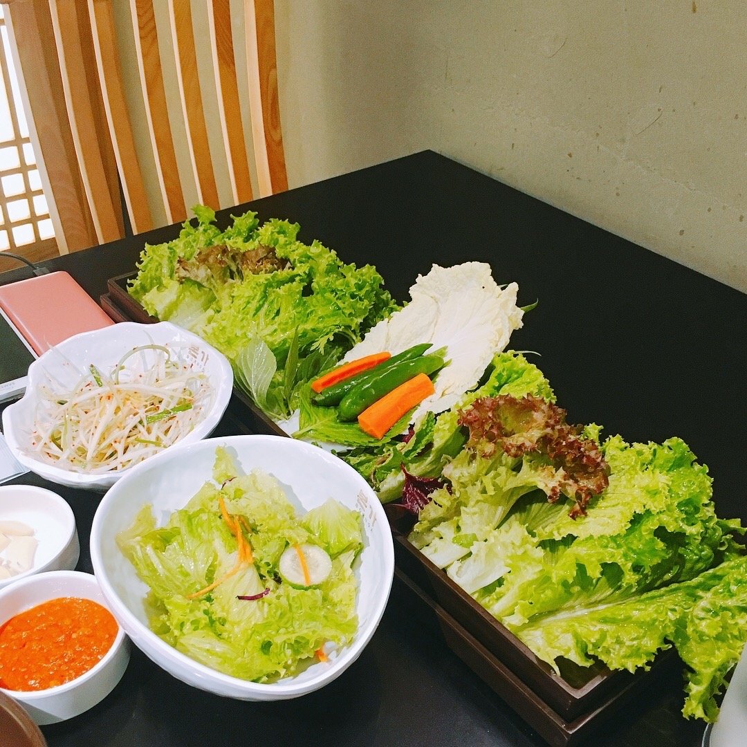 Khay rau cuốn: xà lách, lá vừng, giá và sốt