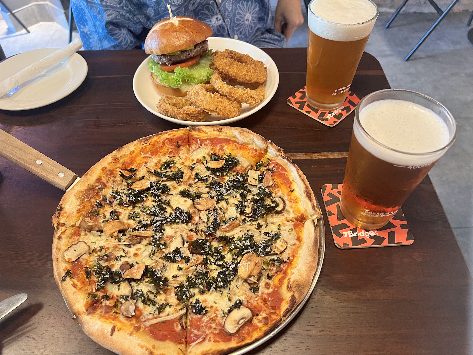Pizza Brick & Barrel — đế bánh giòn xốp