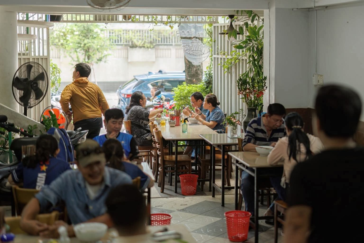 Thực khách giữa buổi ăn trưa (đang chờ đợt chụp ảnh)
