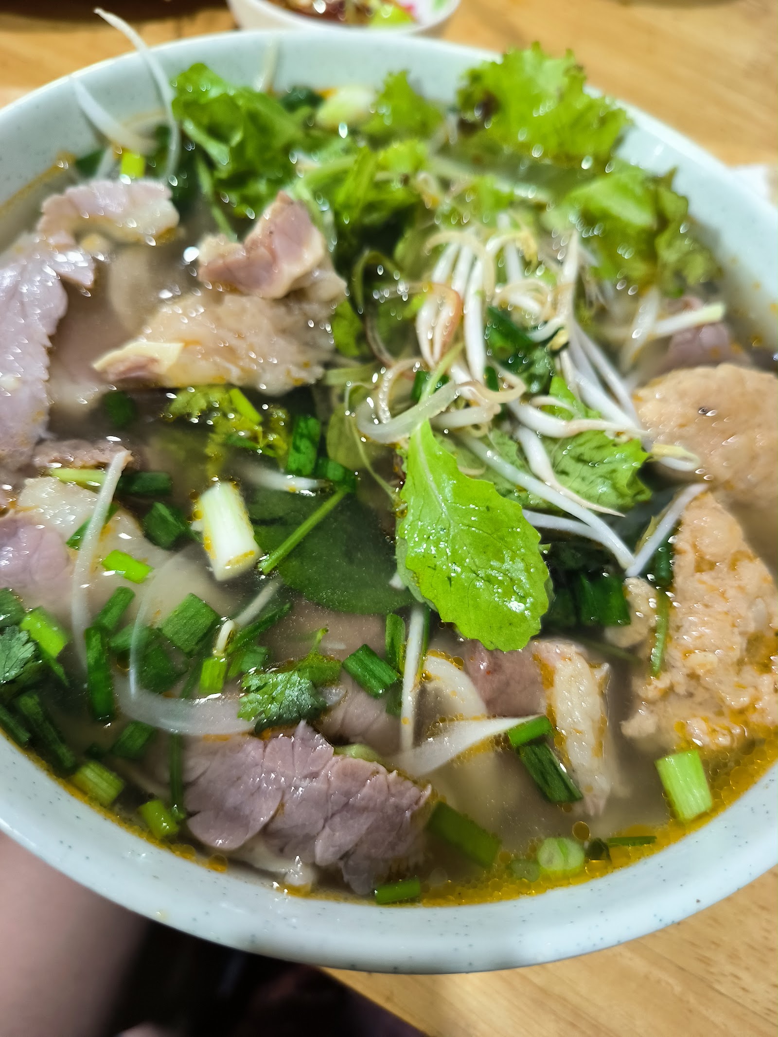 Tô bún bò Huế đầy đặn thịt và chả (đang chờ đợt chụp ảnh)