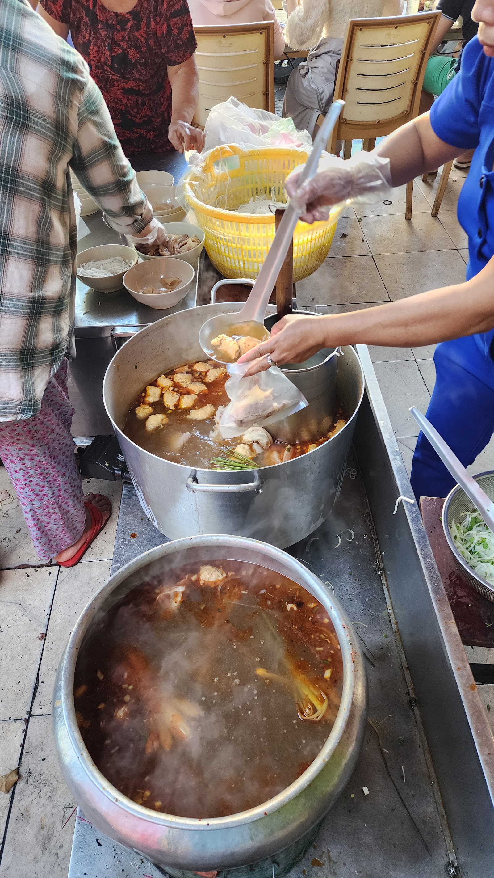 Trà đá buổi sáng ở Út Hưng (đang chờ đợt chụp ảnh)