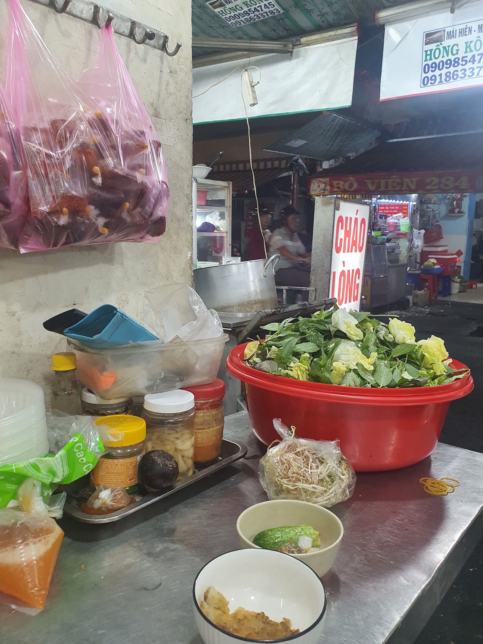 Ly trà đá tại Bún Riêu Cô Lệ (đang chờ đợt chụp ảnh)