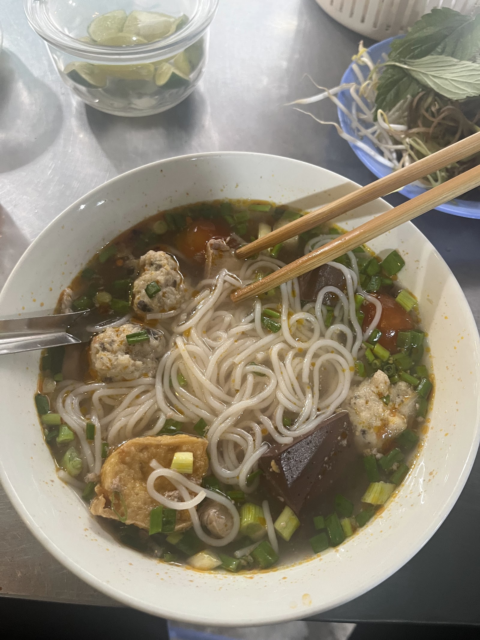 Không khí buổi chiều ở quán Bún Riêu Nguyễn Gia Thiều (đang chờ đợt chụp ảnh, 10/2026)