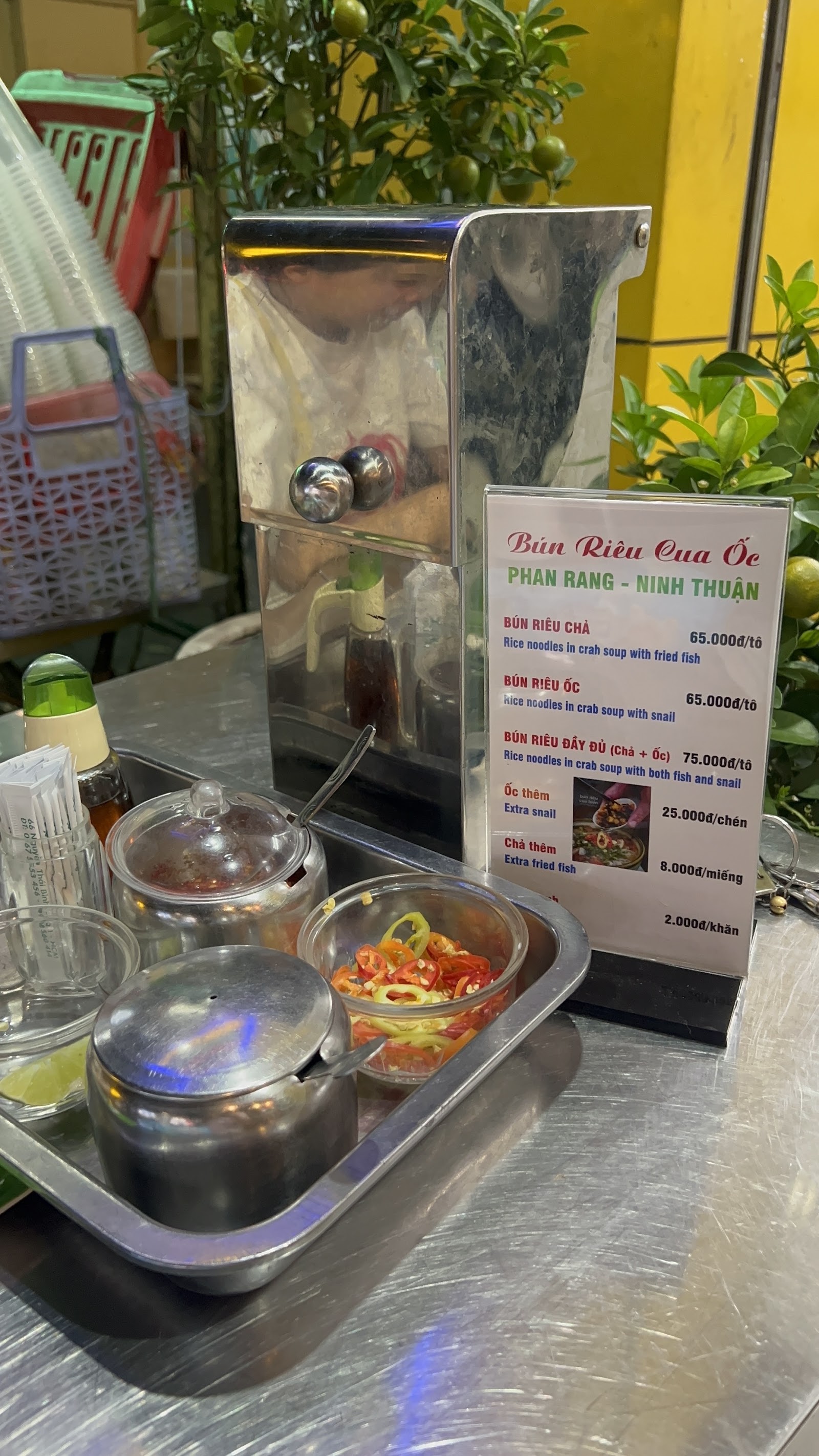 Mảng riêu cua lớn trong tô bún riêu (đang chờ đợt chụp ảnh)