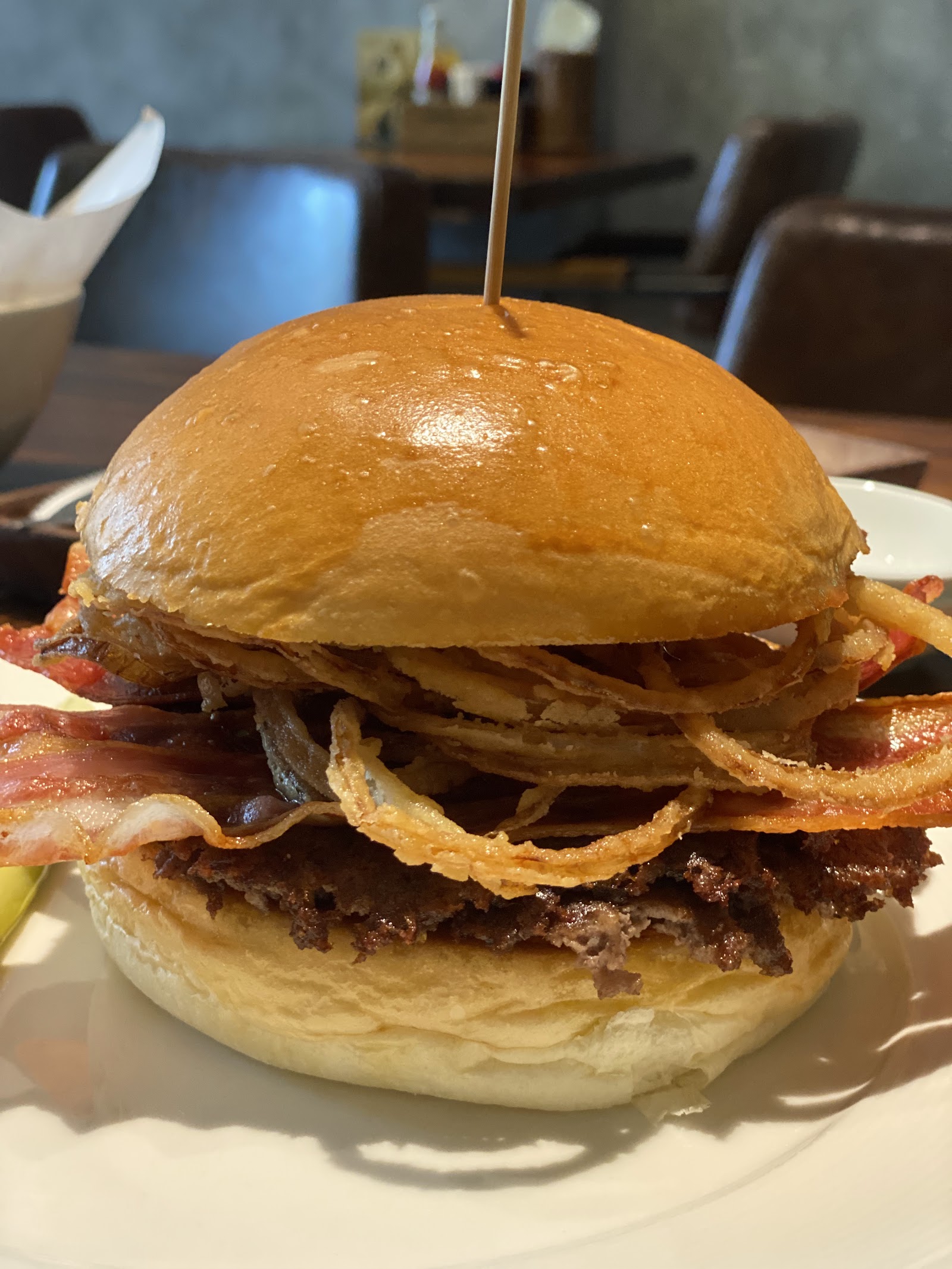 Burger, tots và khoai chiên trên bàn