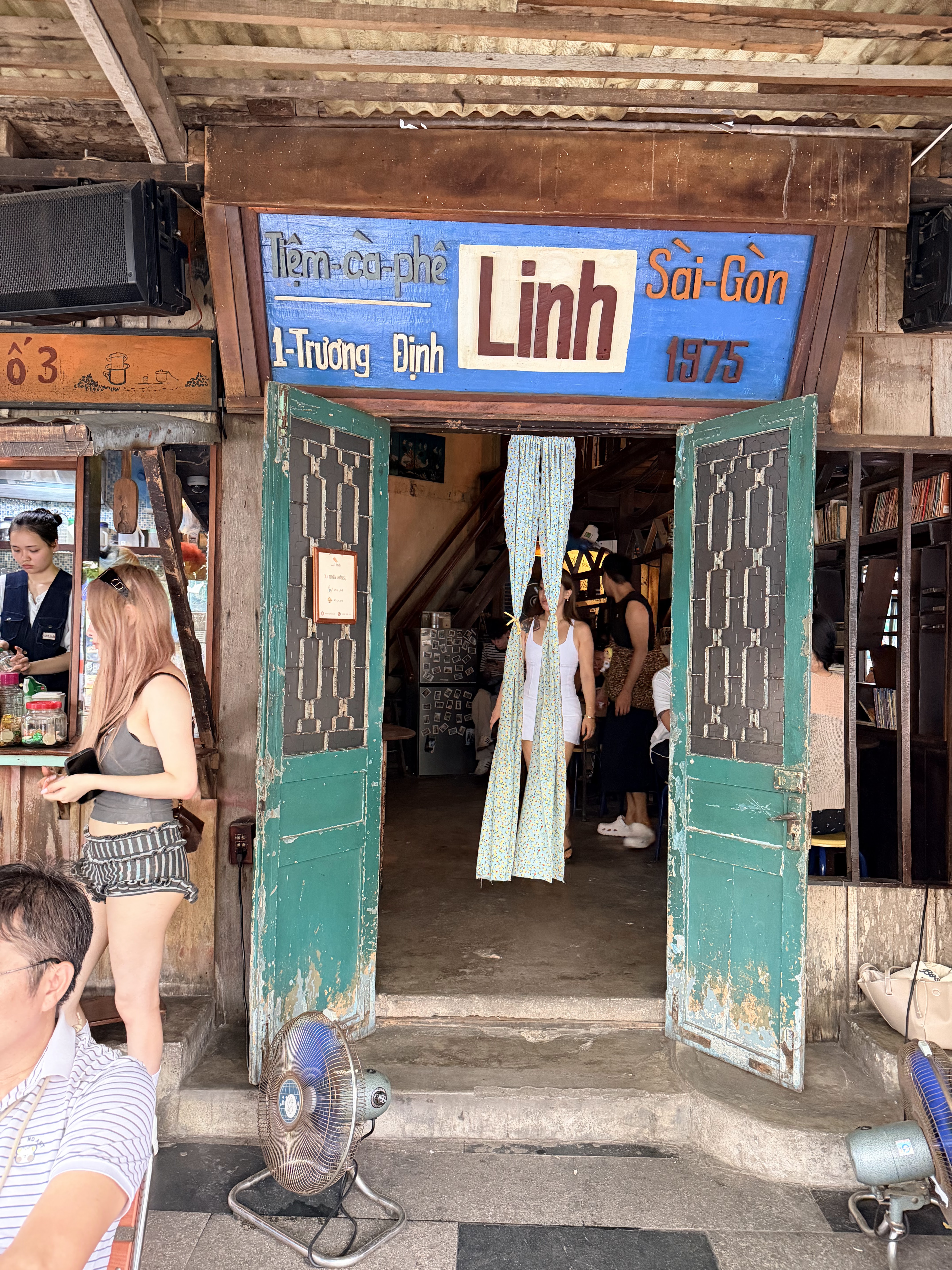 Mặt tiền Tiệm cà phê Linh Sài Gòn 1975