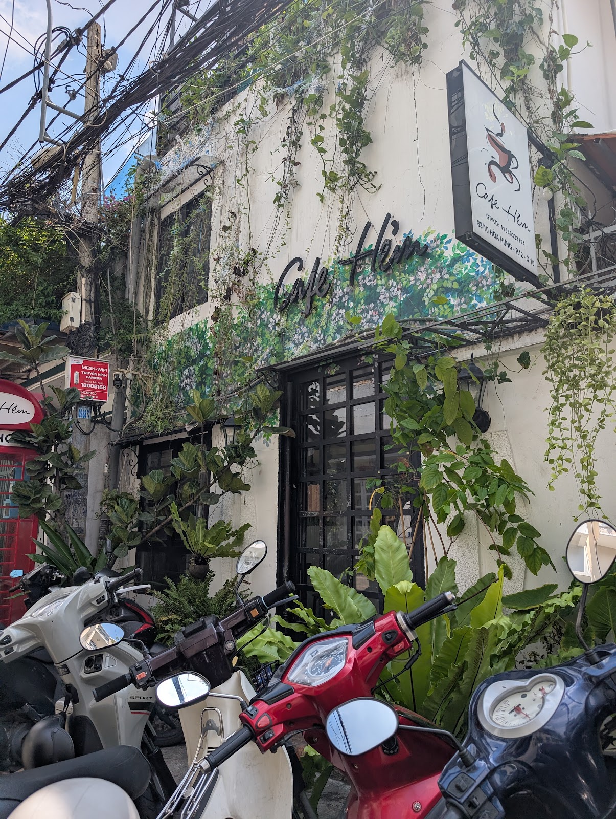 the vine-covered Cafe Hẻm facade in alley 83/10 Hoà Hưng