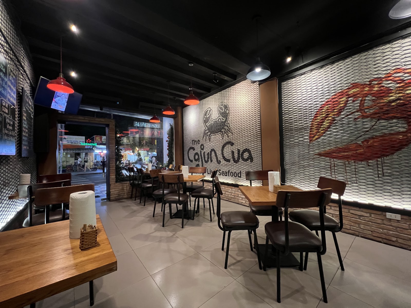 The Cajun Cua dining room
