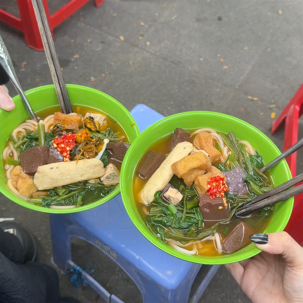 Tô canh bún riêu cua của Cô Lê (đang chờ đợt chụp ảnh)