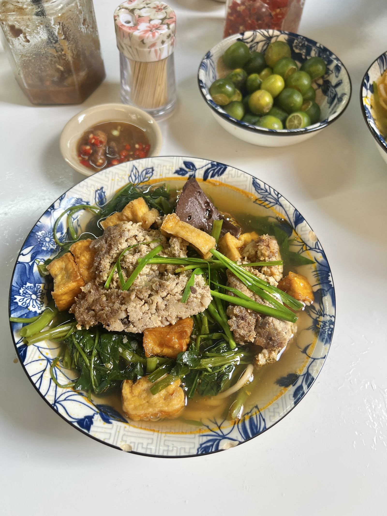 Gian hàng Canh Bún Ngọc Hương trong buổi chợ sớm (đang chờ đợt chụp ảnh)