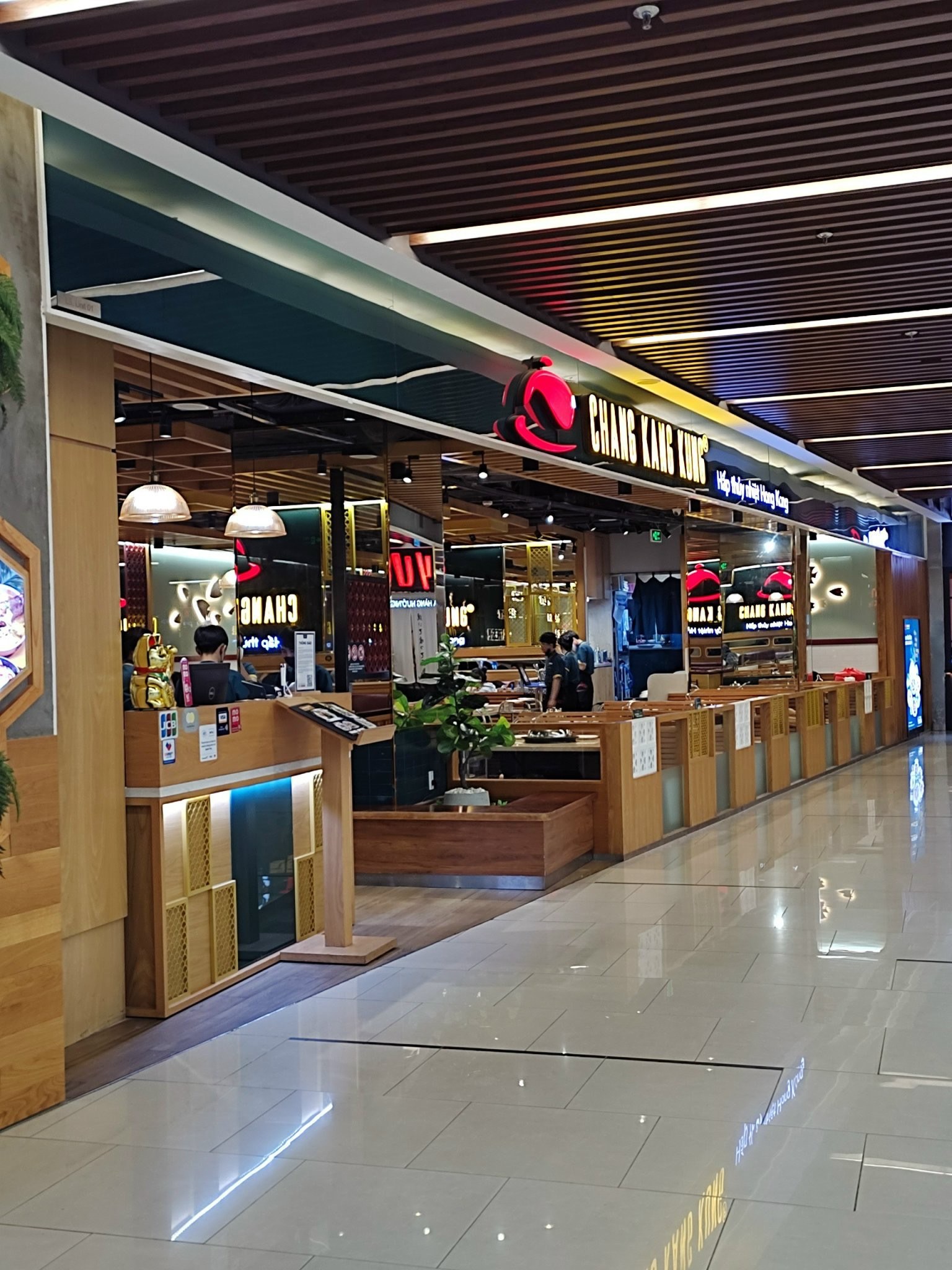 Mặt tiền Chang Kang Kung Saigon Centre từ hành lang trung tâm thương mại