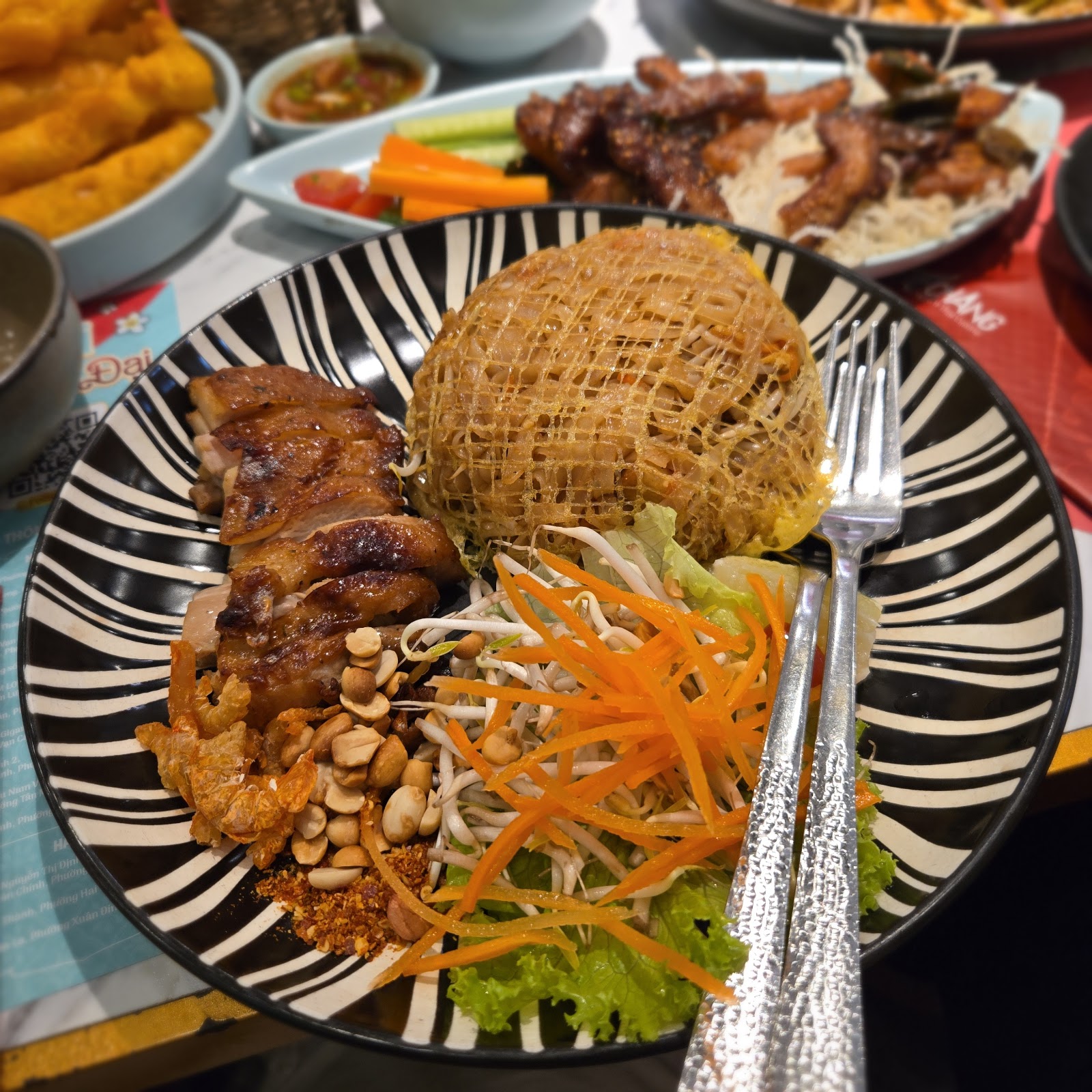 Pad Thái trứng lưới với gà nướng và đậu phộng — ảnh của khách