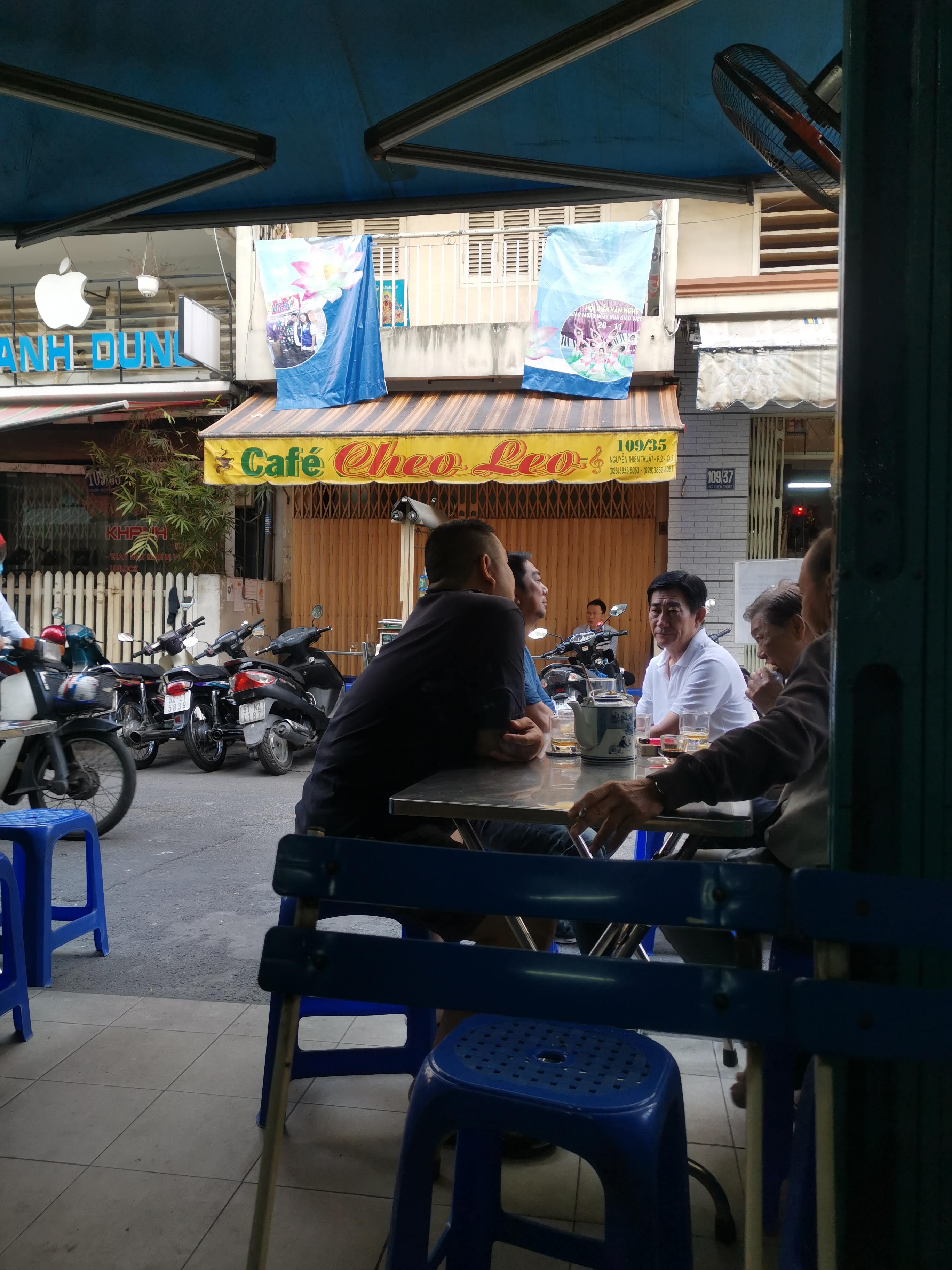 Nhìn từ trong quán ra hẻm với mái hiên