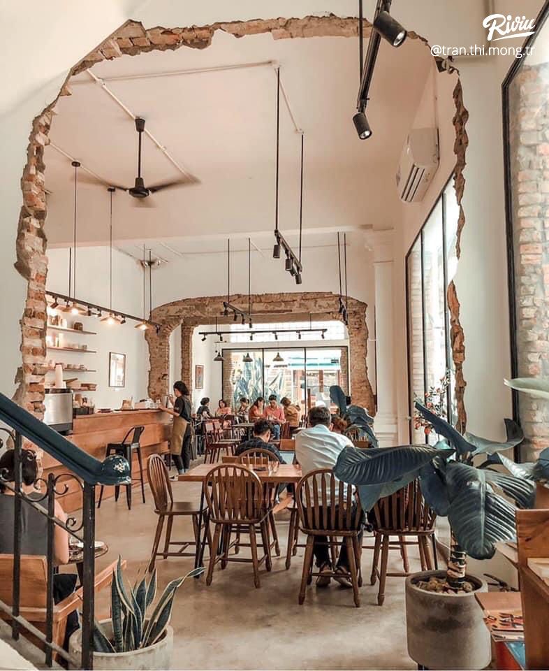 Nhìn ra toàn cảnh quán từ lối cầu thang
