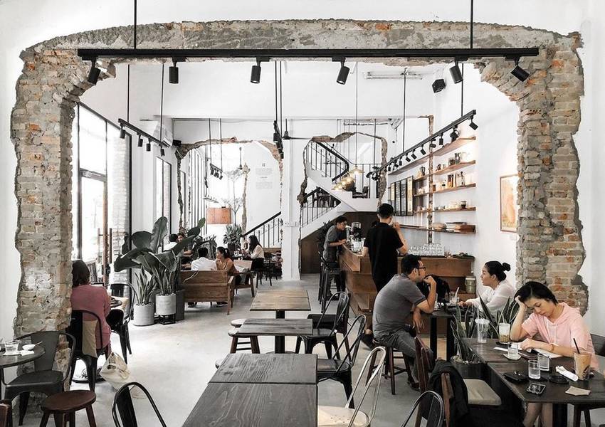 Phòng trước của Coffee Hut nhìn từ trong ra hiên